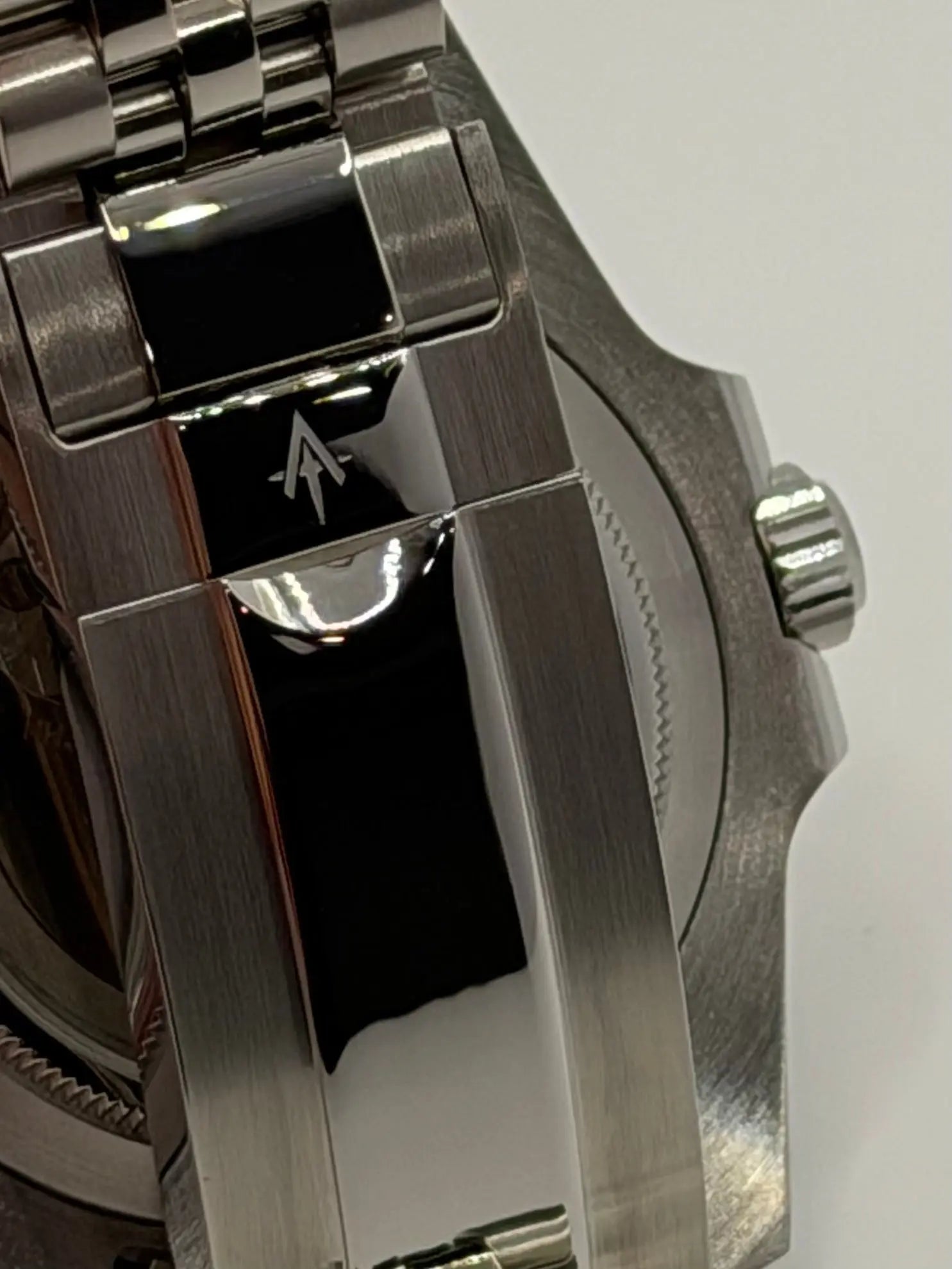 CRIMSON GMT ATELIER